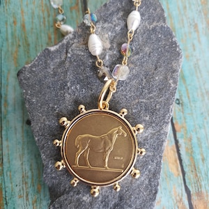 Pferdehalskette, Goldpferdemünzenreplik, Derby-Halskette, Reiterschmuck, Pferd gestempelte Anhängerhalskette, Rosenkranzperlenkette