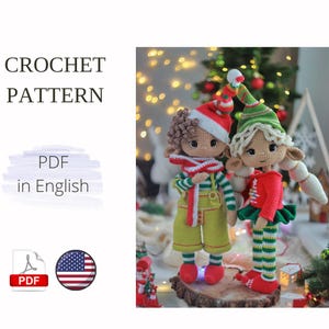 Puede incluir: Patrón de crochet PDF en inglés para dos duendes navideños. Los duendes llevan atuendos a rayas rojas y verdes con detalles blancos. Un duende tiene el pelo rizado marrón y el otro tiene el pelo rubio. Los duendes están de pie sobre un tronco de madera.