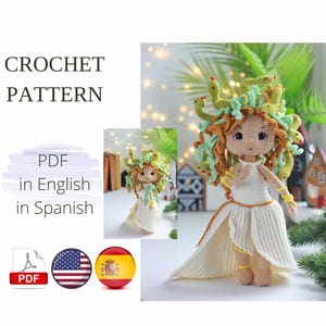 Könnte beinhalten: Häkelanleitung für eine Medusa-Puppe mit grünen Schlangen als Haaren, die ein weißes Kleid und goldene Armbänder trägt. Die Anleitung ist in Englisch und Spanisch verfügbar.