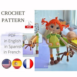 Könnte beinhalten: Ein Häkelmuster für eine Puppe und einen Affen. Die Puppe hat rote Haare in Zöpfen, ein grünes Kleid und braune Stiefel. Der Affe ist braun. Der Text auf dem Bild lautet "CROCHET PATTERN" und "PDF in Englisch, Spanisch, Französisch."