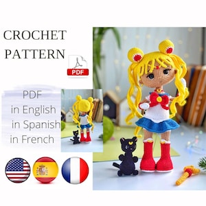 Puede incluir: Un patrón de ganchillo para una muñeca con pelo largo amarillo, una parte superior blanca, una falda azul y botas rojas. La muñeca está al lado de un gato negro. El texto "CROCHET PATTERN" y "PDF" son visibles. El patrón está disponible en inglés, español y francés.