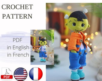 Könnte beinhalten: Ein Häkelmuster für eine Frankenstein-Monster-Puppe. Die Puppe ist grün mit schwarzen Haaren, weißen Hörnern und einer blauen Latzhose. Die Puppe trägt eine orangefarbene Jacke. Der Text "CROCHET PATTERN" und "PDF in English in French" sind sichtbar.
