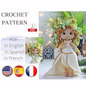 Könnte beinhalten: Ein Häkelmuster für eine Medusa-Puppe. Die Puppe hat grüne Schlangen als Haare, ein weißes Kleid und goldene Akzente. Der Text auf dem Bild lautet "CROCHET PATTERN" und "PDF in Englisch, Spanisch, Französisch."