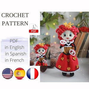 Peut inclure: Patron de crochet pour une poupée Reine de Cœur rouge et blanche. Le patron est disponible en anglais, espagnol et français. La poupée porte une robe rouge avec des bordures blanches et une couronne. La poupée a les cheveux roux et un visage blanc avec des yeux noirs.