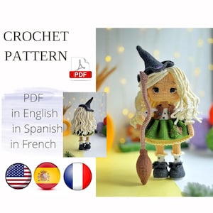 Peut inclure: Un modèle de crochet PDF en anglais, espagnol et français représentant une poupée aux longs cheveux blonds, un chapeau pointu foncé, une jupe verte et un balai marron. Le texte indique CROCHET PATTERN, PDF, in English, in Spanish, in French.
