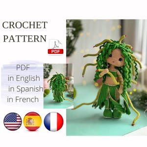Könnte beinhalten: Ein Häkelmuster für eine Medusa-Puppe. Die Puppe hat grüne Haare, einen grünen Rock und ein beiges Oberteil. Der Text "CROCHET PATTERN" steht oben im Bild, darunter "PDF in Englisch, Spanisch, Französisch". Die amerikanische Flagge ist ebenfalls vorhanden.