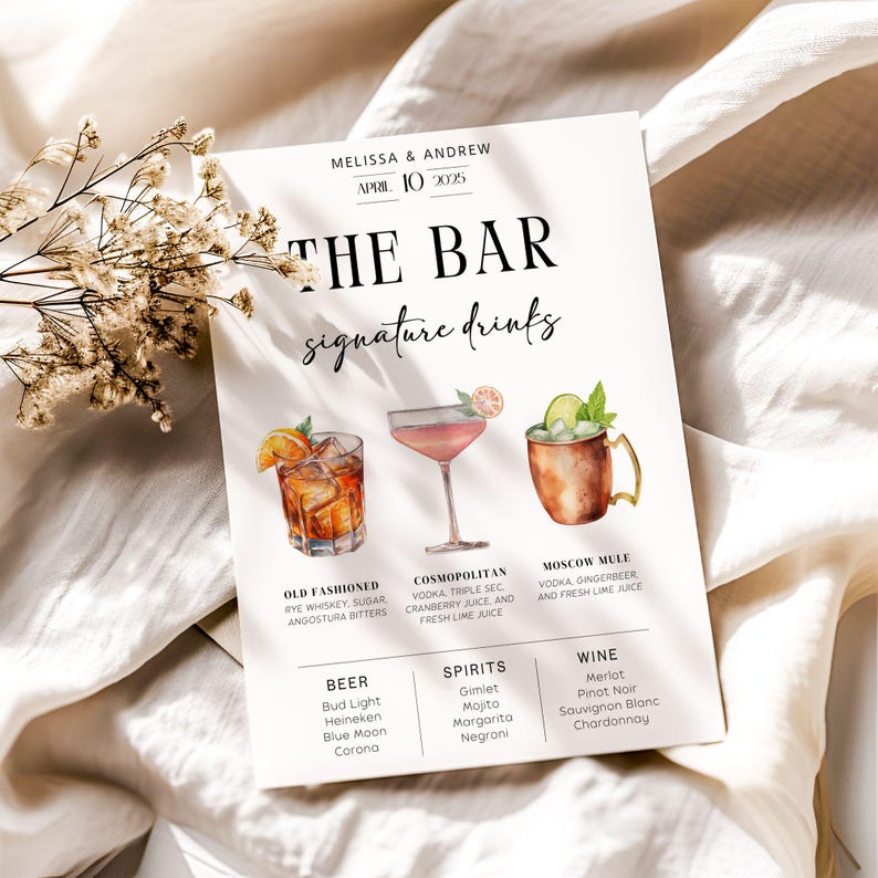 以下が含まれることがあります： 「The Bar Signature Drinks」と黒文字で書かれた白い看板。看板には、オールドファッション、コスモポリタン、モスクワミュール、ビールの4種類のカクテルのイラストが描かれている。また、各カクテルの材料と、ビール、スピリッツ、ワインのセレクションも記載されている。
