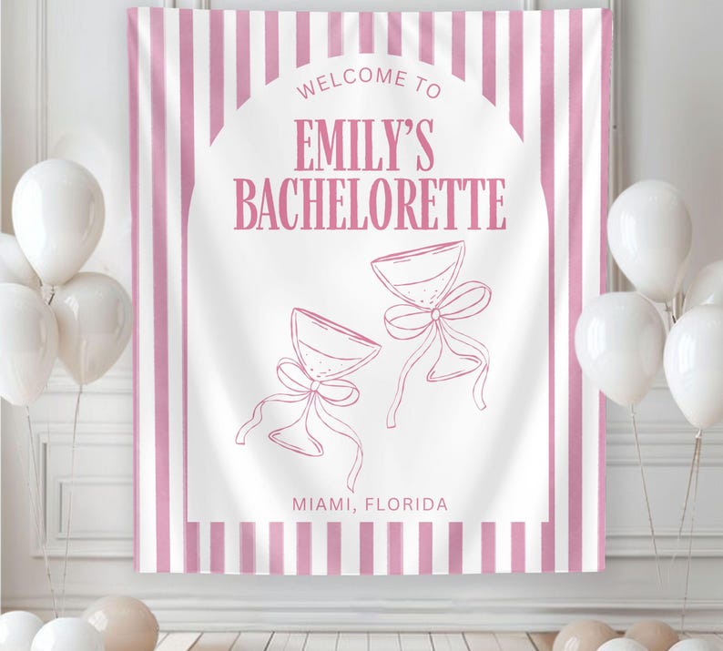 Puede incluir: Un tel&oacute;n de fondo a rayas rosas y blancas con el texto "WELCOME TO EMILY'S BACHELORETTE" en escritura rosa. Dos copas de champ&aacute;n con lazos aparecen debajo del texto, con "MIAMI, FLORIDA" en la parte inferior. Globos blancos en primer plano.