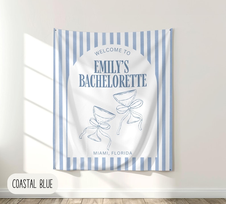 Puede incluir: Bandera de despedida de soltera azul costero con rayas verticales. La pancarta dice "Welcome to Emily's Bachelorette" con dos copas de champ&aacute;n esbozadas y "Miami, Florida" debajo. La pancarta es de color azul costero.