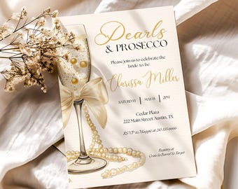Puede incluir: Una invitación a una despedida de soltera con un esquema de color dorado y blanco. La invitación presenta una copa de champán con un collar de perlas y un lazo. El texto de la invitación dice "Dearl's & Prosecco" y "Por favor, únase a nosotros para celebrar a la futura novia Clarissa Miller".
