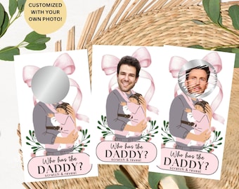 Op de afbeelding: Drie rechthoekige krasloten met een roze strik, groen blad en een illustratie van een persoon die een baby vasthoudt. De kaarten bevatten de tekst "Who has the DADDY? scratch & reveal" en een cirkelvormig zilveren krasvlak.