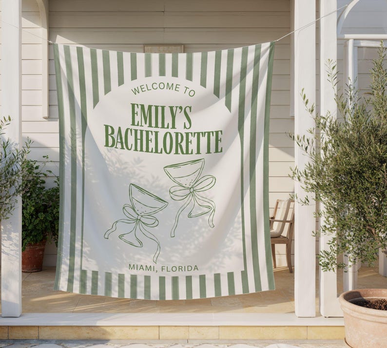 Puede incluir: Una pancarta a rayas blancas y verdes con el texto "Welcome to Emily's Bachelorette" y la ubicaci&oacute;n "Miami, Florida". La pancarta tambi&eacute;n presenta dos dibujos lineales de copas de c&oacute;ctel con lazos.