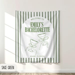 Puede incluir: Bandera de despedida de soltera verde salvia y blanca con rayas verticales. La bandera presenta el texto "Welcome to Emily's Bachelorette" y "Miami, Florida". Tambi&eacute;n se incluyen dos copas de champ&aacute;n dibujadas a l&iacute;nea con lazos.