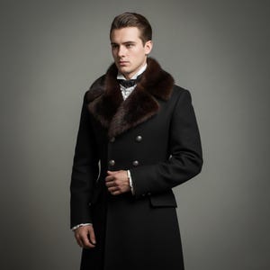 Può includere: Un cappotto nero doppiopetto con collo in pelliccia marrone. Il cappotto ha bottoni argentati ed è indossato sopra una camicia bianca con polsini a balze. Uno stile classico, adatto alle occasioni formali.