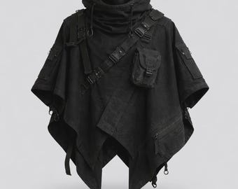 Op de afbeelding: Een zwarte poncho met capuchon, een asymmetrische zoom, meerdere utility-zakken en verstelbare banden met kunststof gespen. Het kledingstuk heeft een hoge kraag, ritsen aan de zijkanten en een gestructureerd ontwerp met diverse bevestigingen.