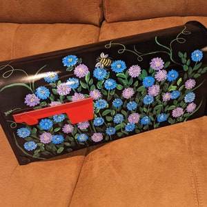 cassetta postale dipinta con fiori di zinnia