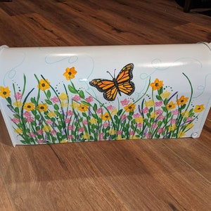 Schmetterlinge und Blumen handgemalter Briefkasten