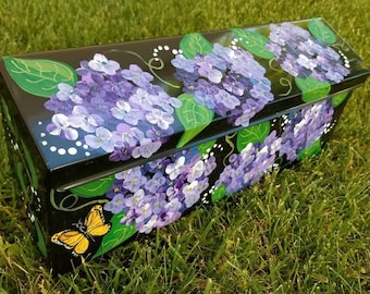 Buzón de pared con mariposas y hortensias