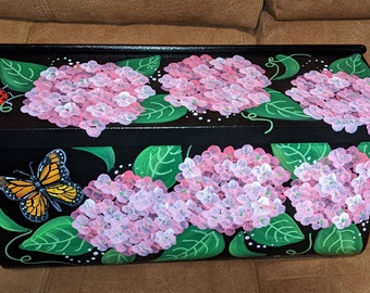 Buzón grande de pared con hortensias pintadas a mano, mariposa y mariquita