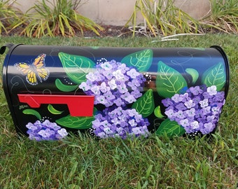 Buzón con diseño de hortensias y mariposas
