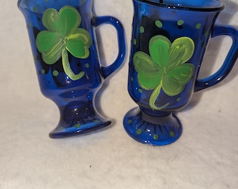 Taza de café irlandesa con trébol azul cobalto (una)