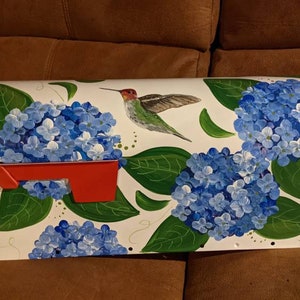 Hortensien und Kolibri handbemalter Briefkasten
