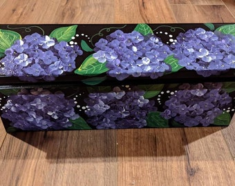 Buzón de pared pintado a mano con diseño de hortensias
