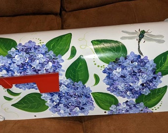Hortensias con libélula, buzón pintado a mano