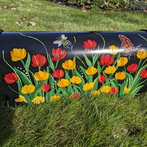 Bunte rote und gelbe Tulpen handbemalter Briefkasten