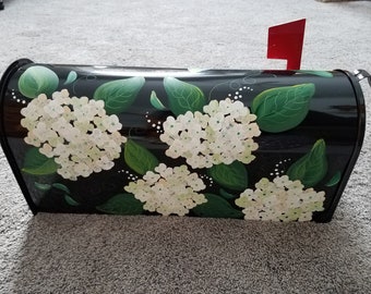 Buzón pintado a mano con hortensias blancas