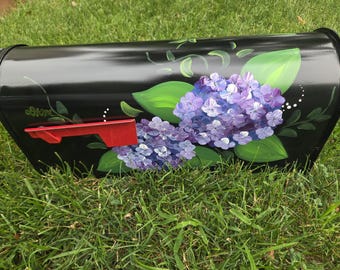 Buzón pintado a mano con hortensias