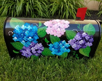 buzón pintado con hortensias multicolores