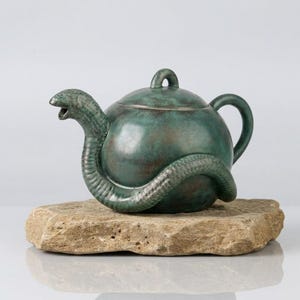 Peut inclure: Ensemble de trois mugs en céramique avec une finition mate et mouchetée. Les tasses sont de couleur crème, gris clair et gris foncé. Chaque mug a un design simple et moderne avec une anse arrondie.
