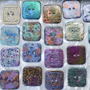 Peut inclure: Assortiment de 16 boutons décoratifs carrés et colorés avec une variété de motifs et de textures. Les boutons ont un trou au centre et sont faits d'un matériau ressemblant à de la céramique.