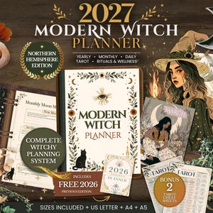 Può includere: Un set di pianificatore 2027 Modern Witch che include un libro centrale, un'edizione precedente del 2026 e due fogli di trucchi per i tarocchi. Il design presenta illustrazioni di una strega, un gatto nero, motivi floreali e fasi lunari.