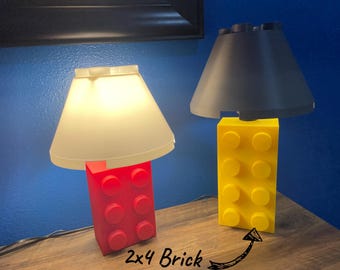 Lámpara de mesa extragrande de ladrillo de 2x4: decoración divertida para la habitación de los niños.