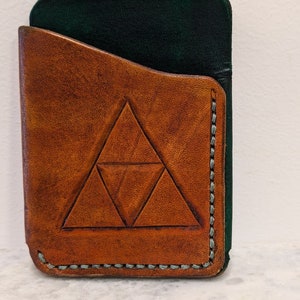 Handgefertigte Minimalistische Ledergeldbörse mit Retro Gaming Legend of Zelda Triforce Tooling