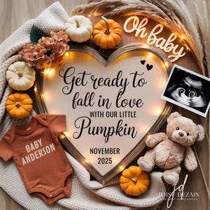 Peut inclure: Annonce de grossesse avec un panneau en bois en forme de cœur indiquant "Préparez-vous à tomber amoureux de notre petite citrouille" et "Novembre 2025". Comprend un body de bébé, des citrouilles, un ours en peluche et une échographie.