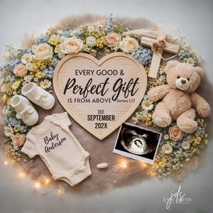 Puede incluir: Anuncio de embarazo con un letrero en forma de corazón que dice "Every Good & Perfect Gift is From Above". La imagen incluye zapatos de bebé, un oso de peluche, un body con "Baby Anderson", una ecografía y arreglos florales. La fecha prevista es septiembre 202X.