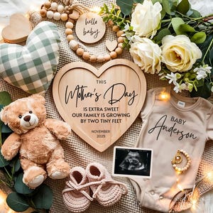 Modello modificabile per l'annuncio di gravidanza per la festa della mamma in Canva, presentazione neutra del bambino con tutina accogliente a forma di orsetto, post sui social media