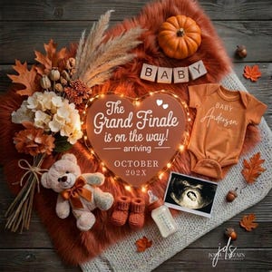 Peut inclure: Annonce de naissance sur le thème de l'automne avec une citrouille, des feuilles et un body avec l'inscription "Baby Anderson". Un panneau en forme de cœur indique "The Grand Finale is on the way!" avec le mois d'octobre. Comprend un ours en peluche, un biberon et une échographie.