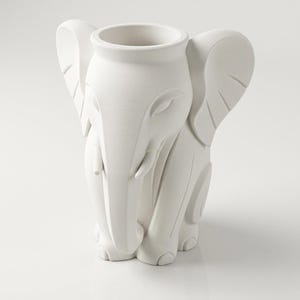K&ouml;nnte beinhalten: Eine wei&szlig;e, elefantenf&ouml;rmige Vase aus Keramik. Die Vase hat ein detailliertes Design eines Elefantenkopfes, R&uuml;ssels, Ohren und Beine. Die &Ouml;ffnung f&uuml;r die Vase befindet sich auf dem R&uuml;cken des Elefanten. Die Vase ist ein dekorativer Gegenstand.