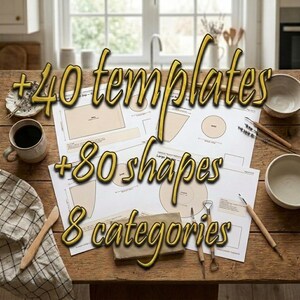 Può includere: Una collezione di modelli in carta stampata con varie forme geometriche e contorni per progetti di ceramica. Il set include 40 modelli, 80 forme e 8 categorie, disposti su un tavolo di legno accanto a una tazza in ceramica e delle ciotole.