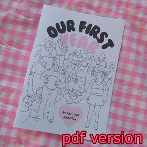 Könnte beinhalten: Eine weiße Broschüre mit dem Titel "OUR FIRST YEAR" in schwarzer und rosa Schrift, die eine Strichzeichnung einer Gruppe von Menschen zeigt. Der Text "BY FAT CLUB BRIGHTON" steht darunter. Die Worte "pdf version" stehen unten.