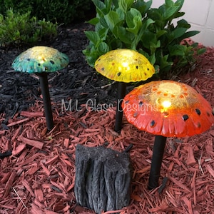 Mushroom Solar Light, Glass Mushroom Light, Fused Glass Mushroom, Garden Decor, Yard Art, Garden Accents, Outdoor Lighting, Garden Stake