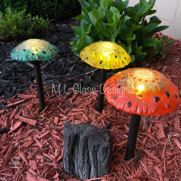 Mushroom Solar Light, Glass Mushroom Light, Fused Glass Mushroom, Garden Decor, Yard Art, Garden Accents, Outdoor Lighting, Garden Stake