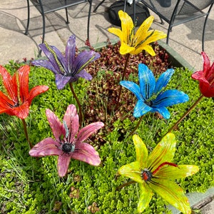 Glass Yard Art | Lily | Fused Glass | Glass Flower for the Garden | Garden Decor | Plant Stake | Garden Art | Gardening Gift | Outdoor Decor