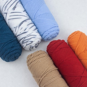Customized yarn in many colors for crocheting scarves, blankets, baby sweaters, soft and fluffy texture, ideal for crocheting