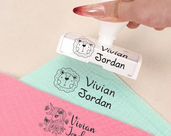 子供用防水衣類スタンプ – セルフインク式 | 最大3000回使用可能 | 学校、キャンプ、制服に使えるパーソナライズされた布用ネームスタンプ
