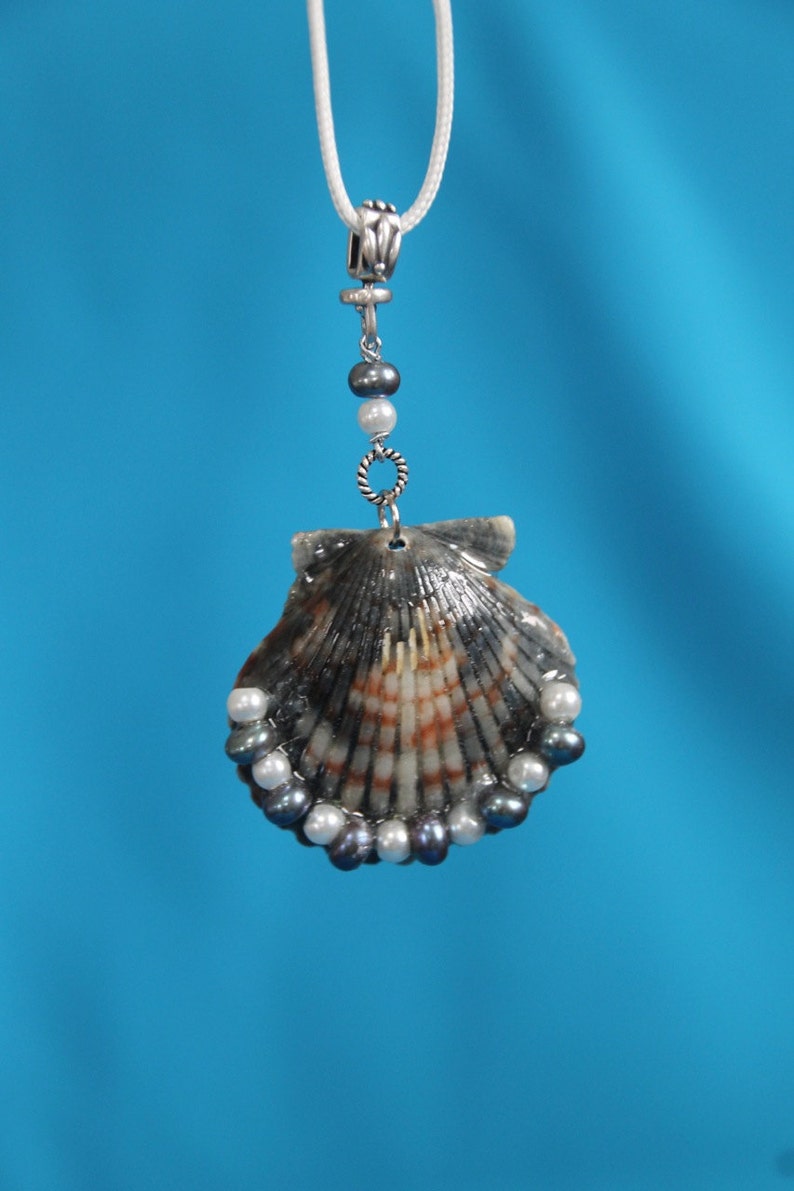 Beautiful Scallop placke pearl pendant/ necklace | Etsy